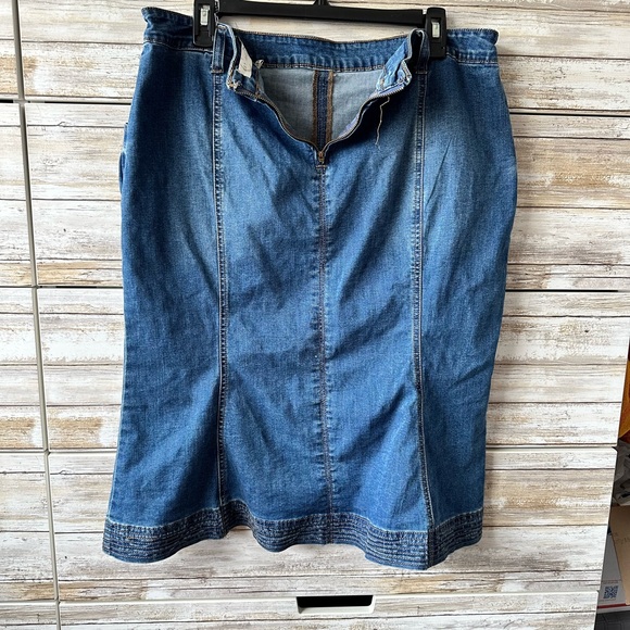 👖 C Denim Est. 1946 Flare Denim Skirt Size 14 Blue Stretch Midi Skirt - Picture 3 of 9